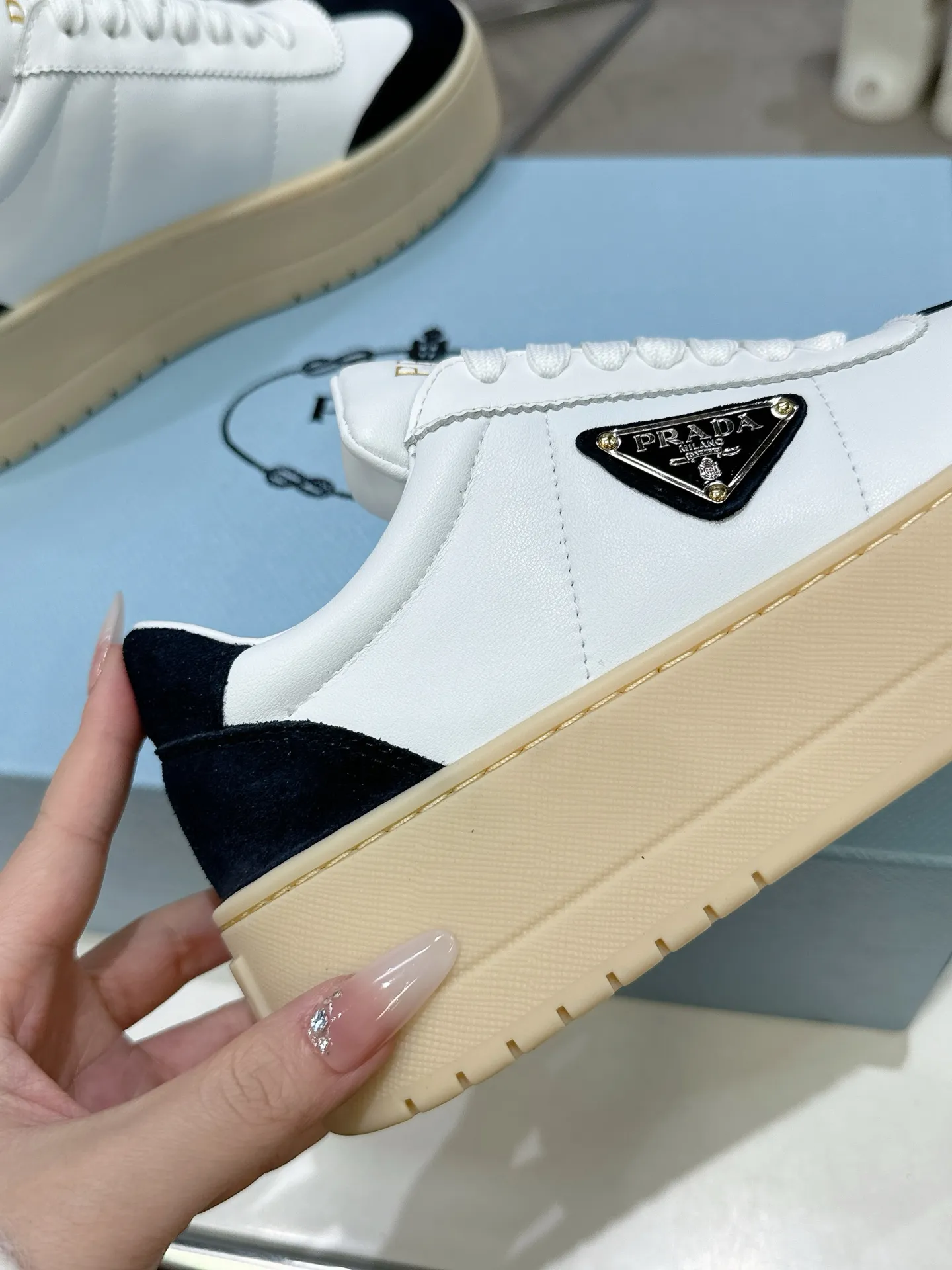 👟👟Ex-factory price 600👟👟 Prada Latest Downtown Bold series Thick-soled Platform Shoes Triangle Logo Casual Sports Shoes White Shoes Original purchase, development and production Downtown Bold sneakers are inspired by the basketball shoes of the 1980s, with sporty design and exquisite details. Crafted from perforated leather, the statement platform sole provides a unique, modern style. The Prada logo is interpreted from different angles, decorated with the iconic enameled triangular metal logo, highlighting the unique classic style. Exquisite packaging at the delivery counter🛍📦 ▪️Fabric: Original custom imported first-layer cowhide ▪️Inner lining: Original imported sheepskin ▪️Outsole: Original open-molded ultra-light foam material ▪️Sole thickness: 4.5CM ▪️Size: Women's 35-40